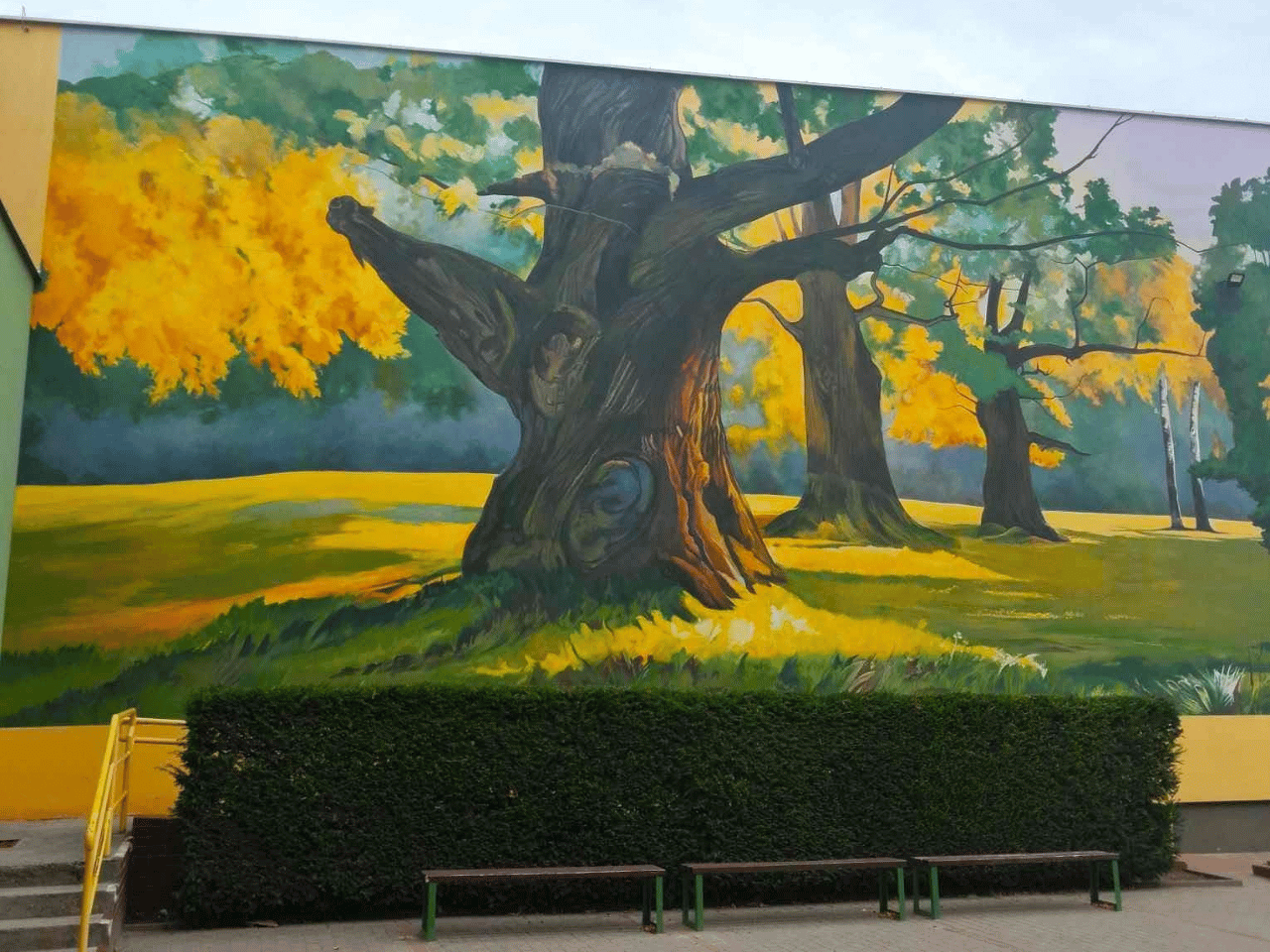 Mural na budynku Szkoły Podstawowej im. Adama Wodziczki w Rogalinku